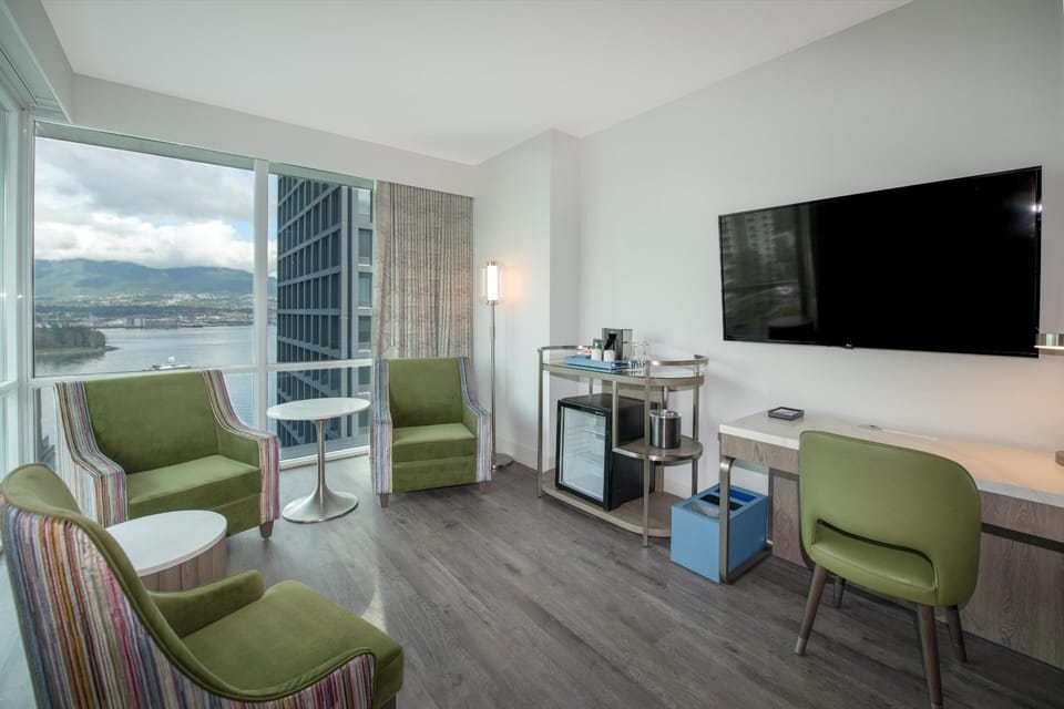 Superior King Room | Premium bedding, in-room safe, desk, blackout drapes