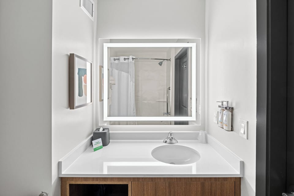 Combined shower/tub, free toiletries, hair dryer, towels