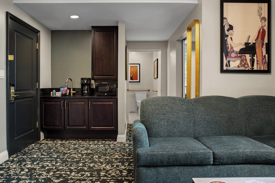 Deluxe Suite, 1 Queen Bed with Sofa bed | Living area