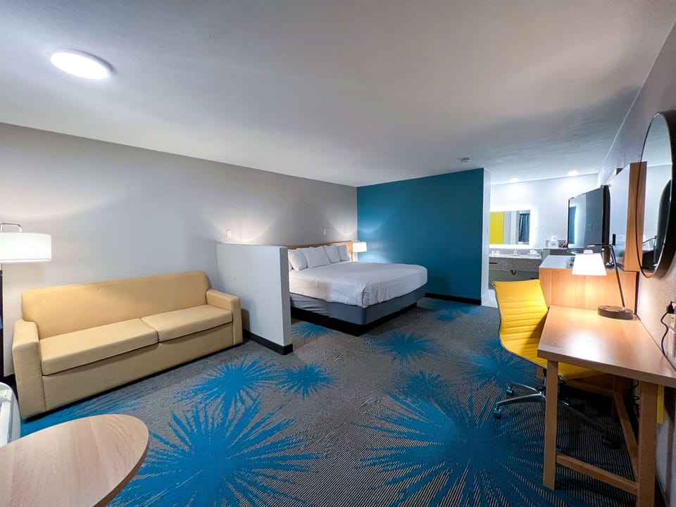Pillowtop beds, minibar, desk, laptop workspace