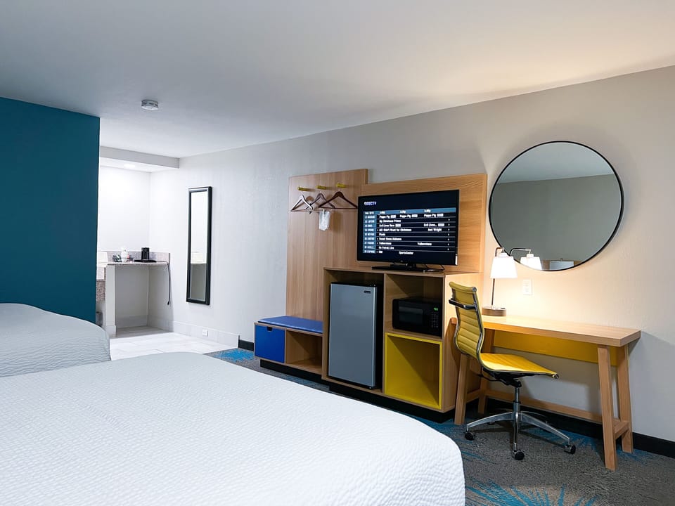 Pillowtop beds, minibar, desk, laptop workspace