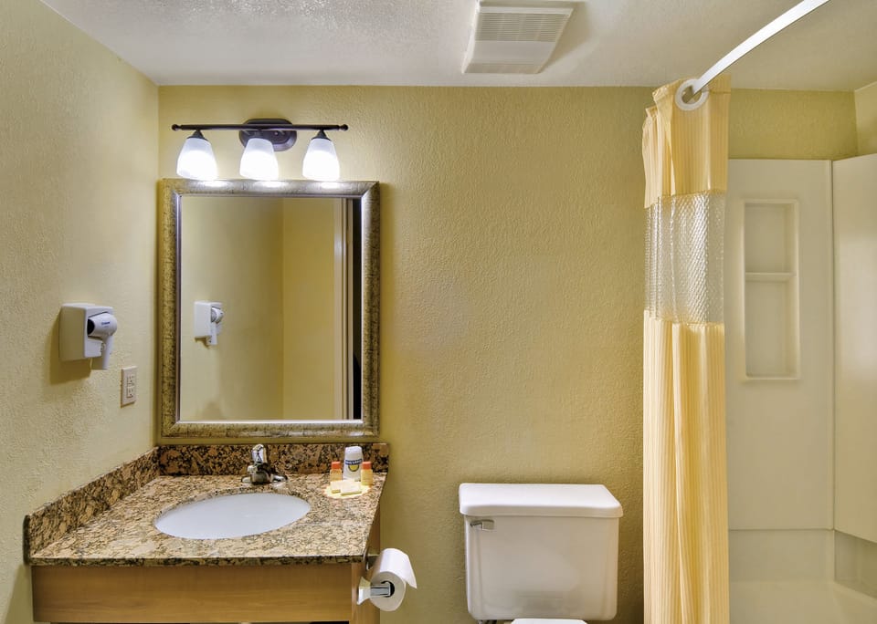 Combined shower/tub, hair dryer, towels
