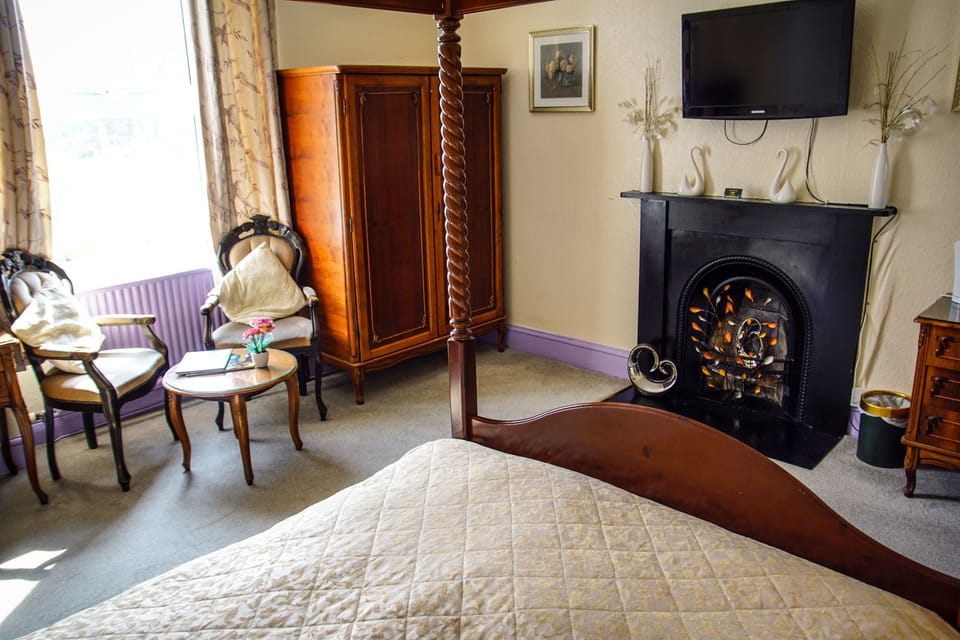 Four-Poster Room | Desk, iron/ironing board, free WiFi, bed sheets
