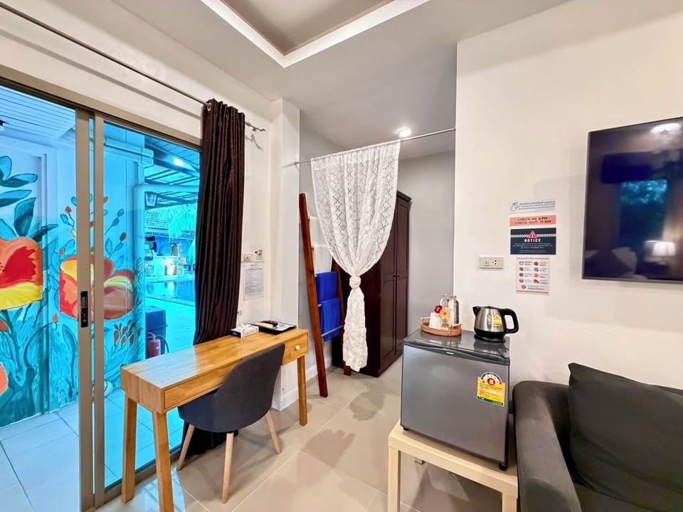 Deluxe Twin Room | In-room safe, desk, blackout drapes, WiFi (free)