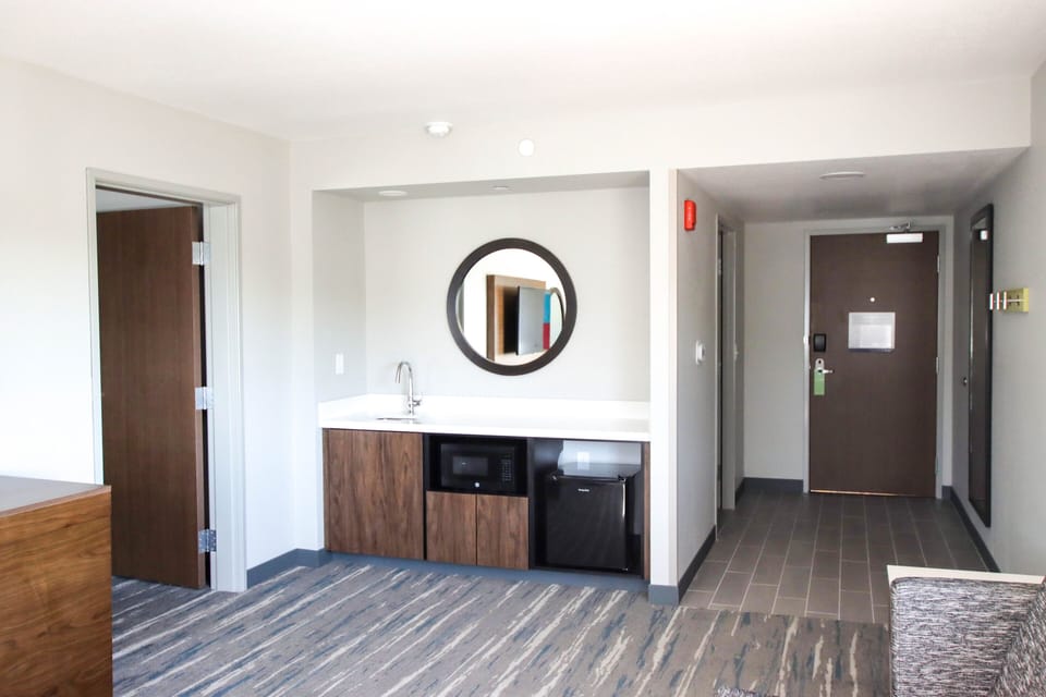 Suite, 1 King Bed, City View | In-room safe, soundproofing, iron/ironing board, free cribs/infant beds