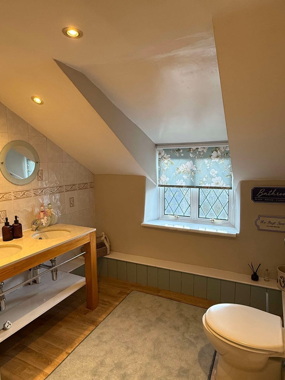 Classic Cottage | Bathroom | Combined shower/tub, free toiletries, hair dryer