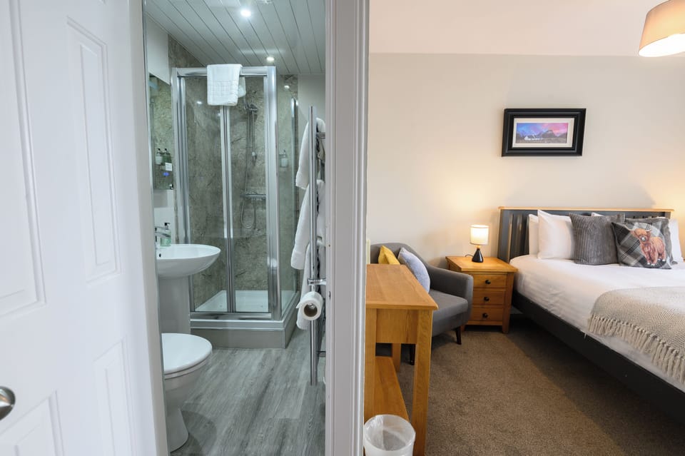 Double Room, Ensuite, Sea View | Free WiFi, bed sheets