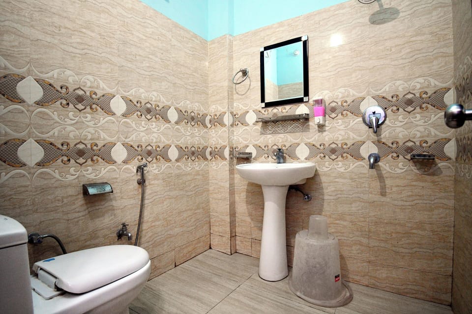 Shower, free toiletries, towels
