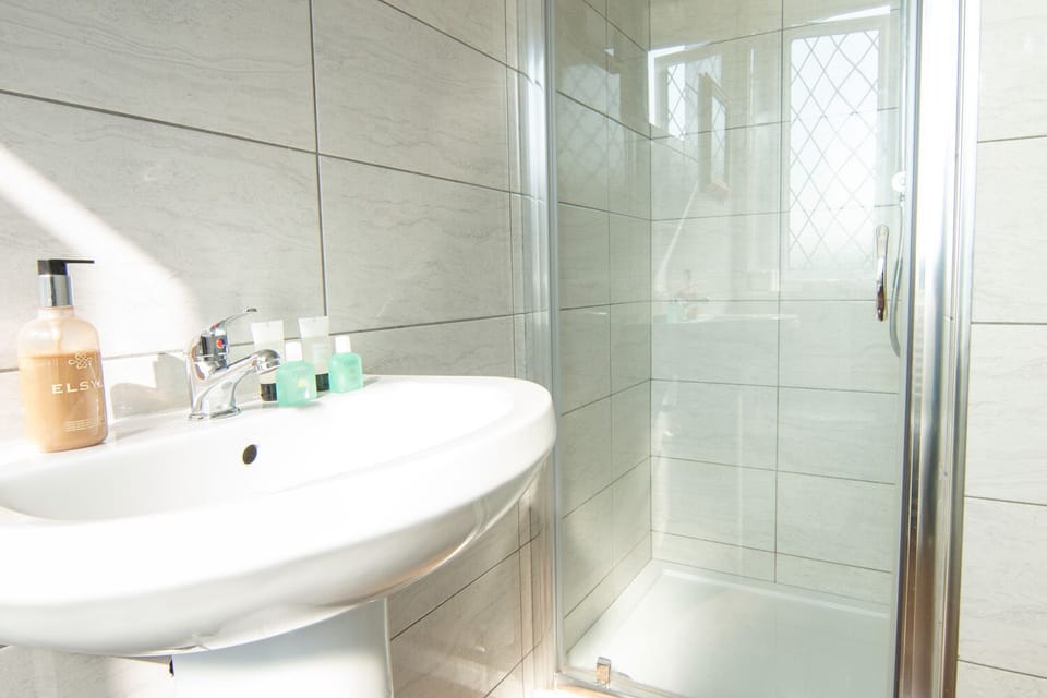 Double Room, Ensuite | Bathroom | Shower, hair dryer, towels