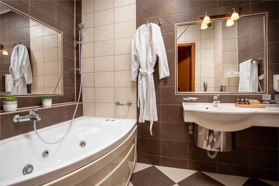 Superior Double Room, Balcony | Bathroom | Jetted tub, free toiletries, hair dryer, bathrobes