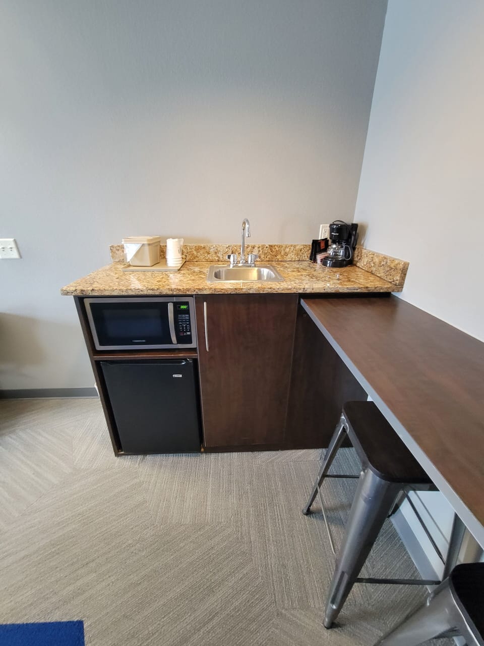 Studio Suite, 1 Queen Bed, Non Smoking | Living area | 43-inch flat-screen TV with cable channels, TV