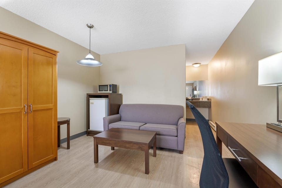 Standard Room, 1 Queen Bed, Accessible, Non Smoking | Desk, blackout drapes, iron/ironing board, rollaway beds (surcharge)