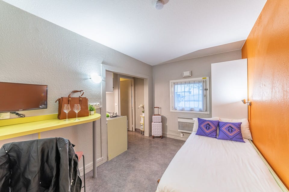 Standard Studio (twin) | Desk, soundproofing, free WiFi, bed sheets