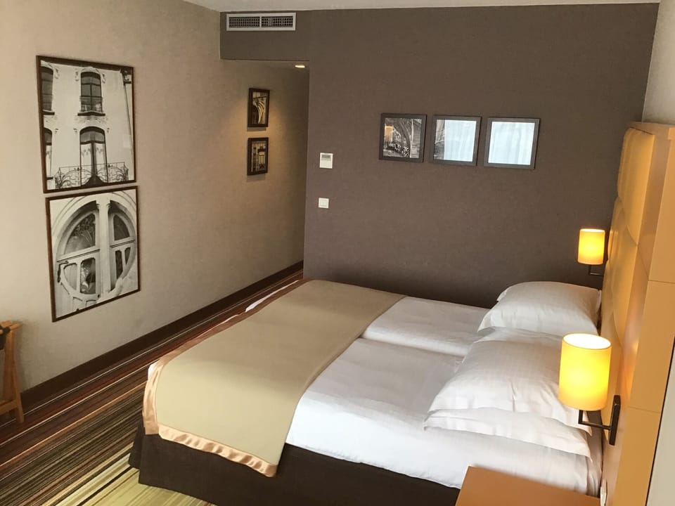 Club Room | In-room safe, desk, soundproofing, free WiFi