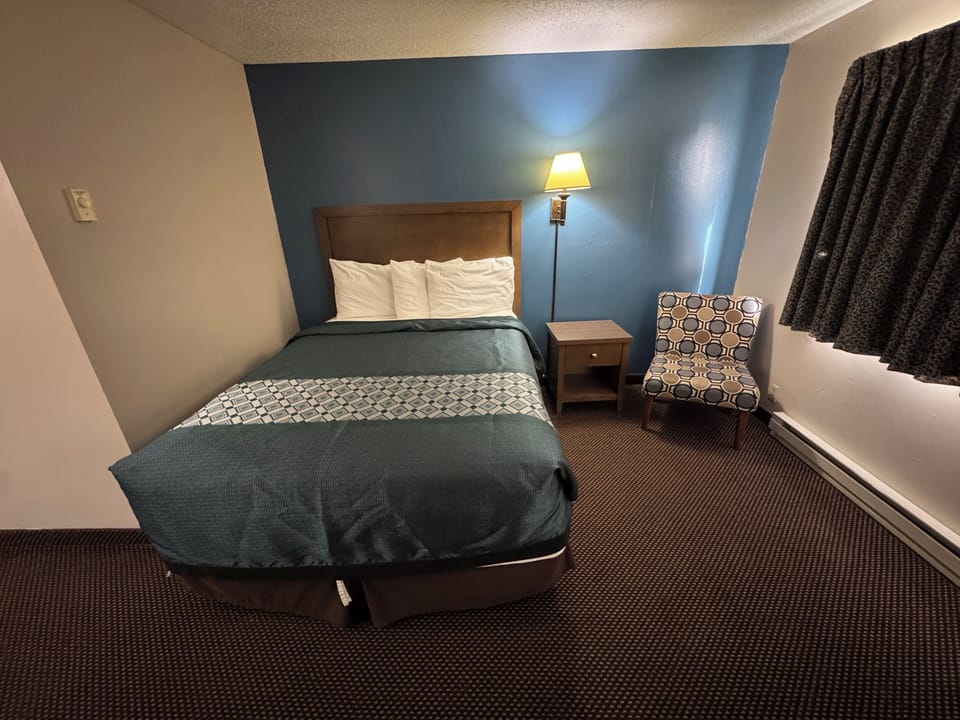 Room, 1 Queen Bed, Non Smoking | Desk, WiFi (free), bed sheets