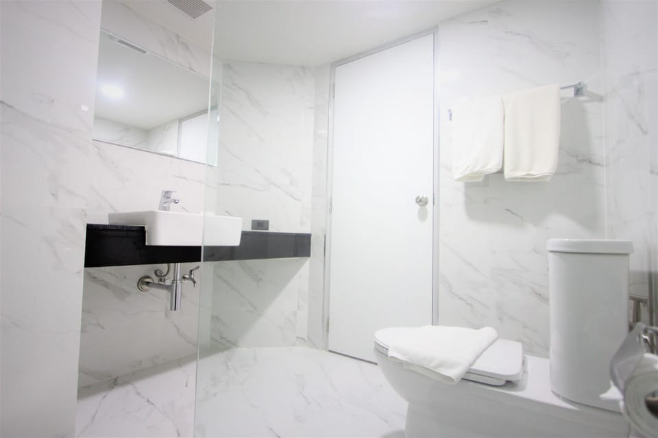 Deluxe Double Room, Non Smoking | Bathroom | Shower, hydromassage showerhead, free toiletries, hair dryer