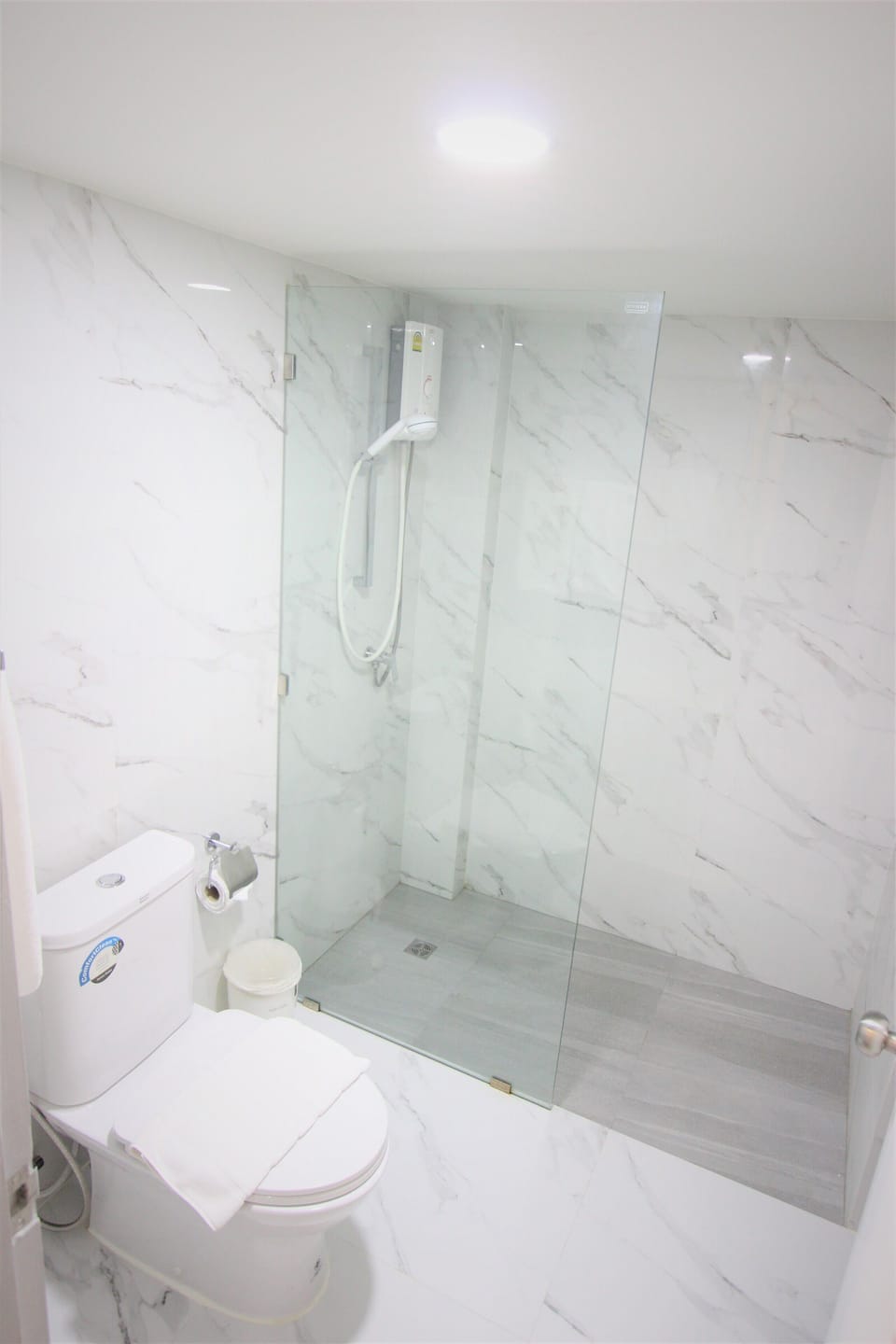 Deluxe Double Room, Non Smoking | Bathroom | Shower, hydromassage showerhead, free toiletries, hair dryer