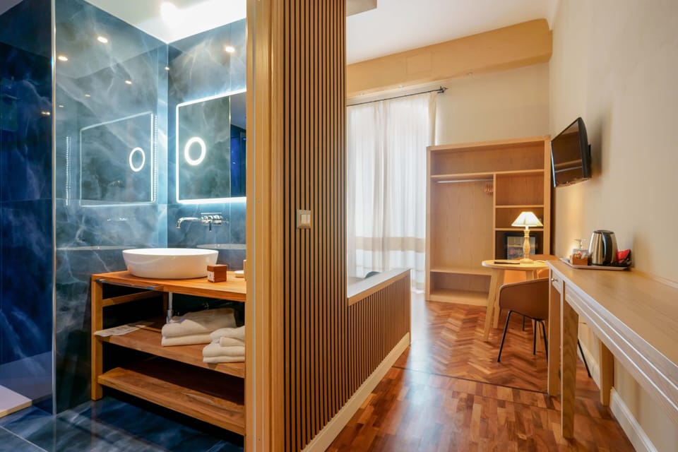 Deluxe Room with Private Spa | Hypo-allergenic bedding, minibar, in-room safe, desk