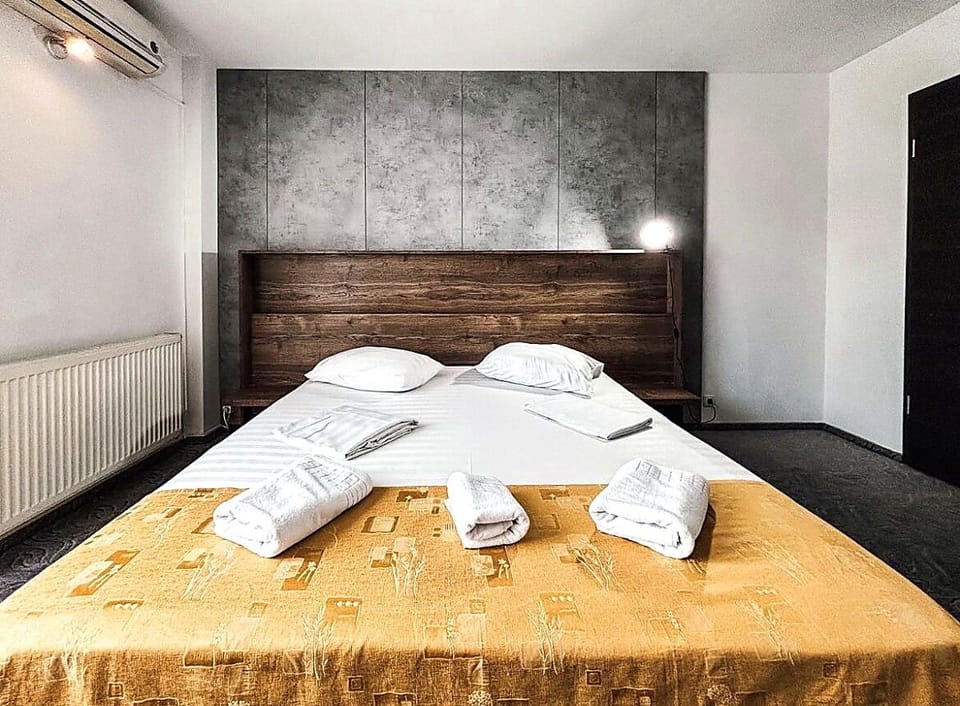 Double or Twin Room | Minibar, in-room safe, desk, soundproofing