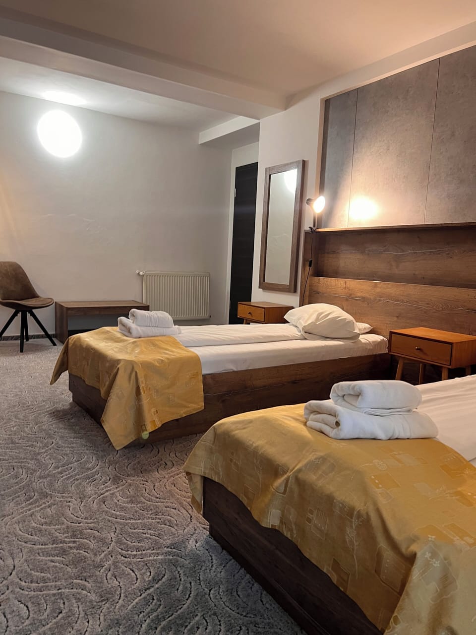 Double or Twin Room | Minibar, in-room safe, desk, soundproofing