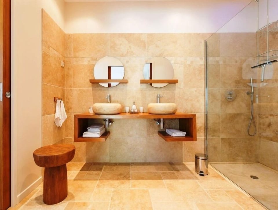 Deluxe Double Room, Private Bathroom | Bathroom