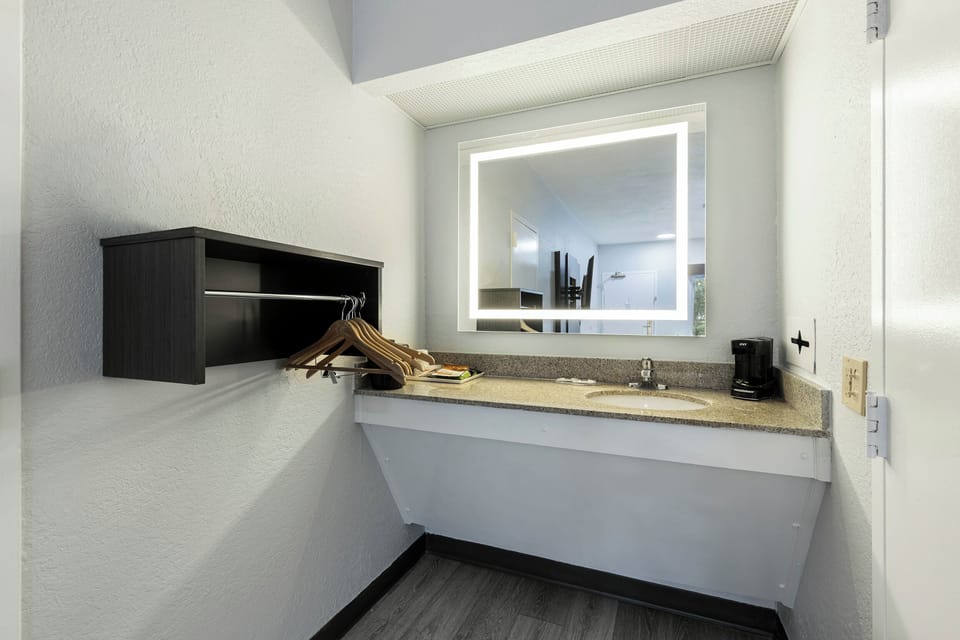 Combined shower/tub, free toiletries, hair dryer (on request), towels