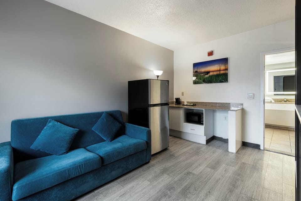 Desk, iron/ironing board, WiFi (free), individually furnished