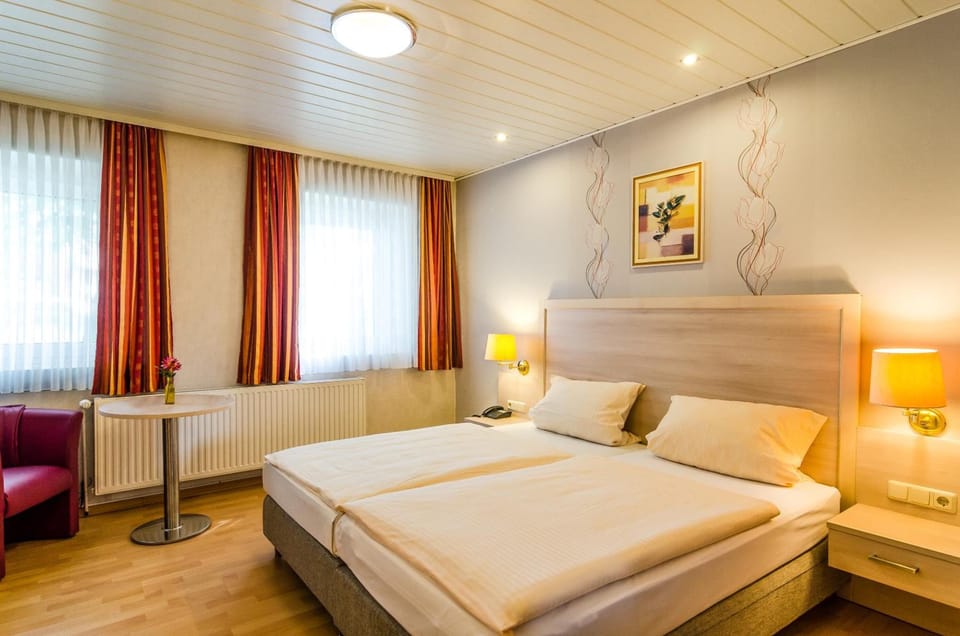 Minibar, desk, WiFi (free), bed sheets