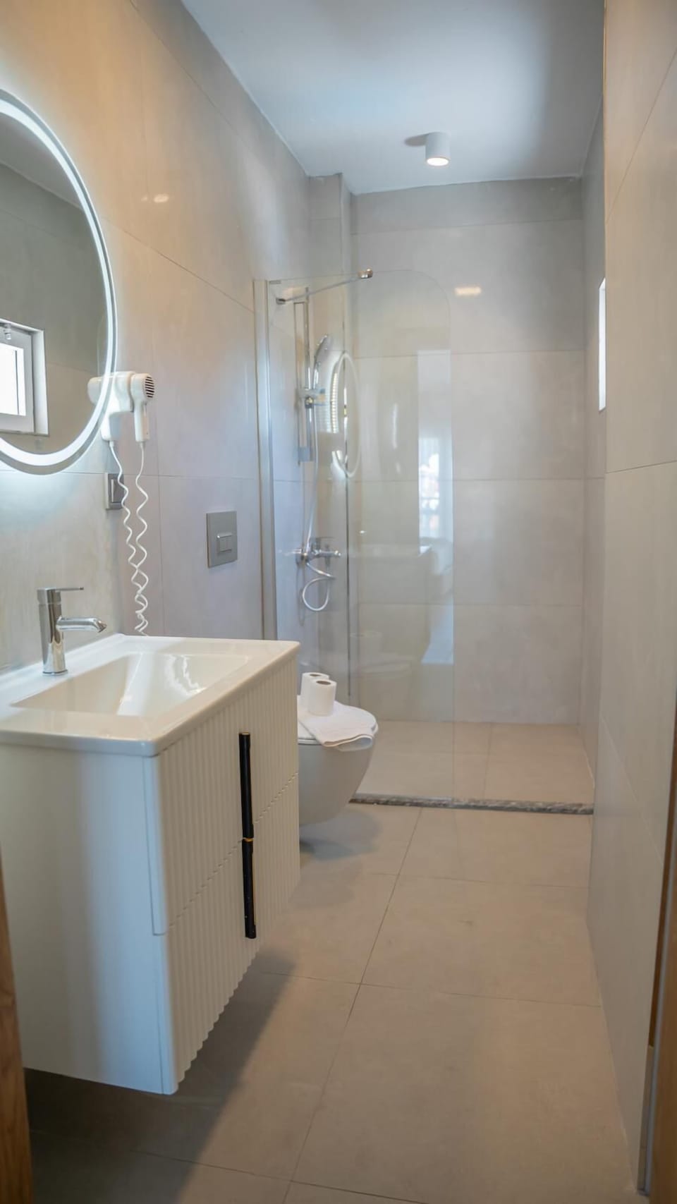 Standard Twin Room | Bathroom | Shower, free toiletries, hair dryer, slippers