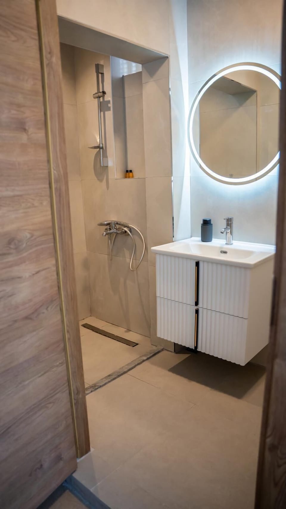 Standard Double Room, Lanai, Partial Sea View | Bathroom | Shower, free toiletries, hair dryer, slippers