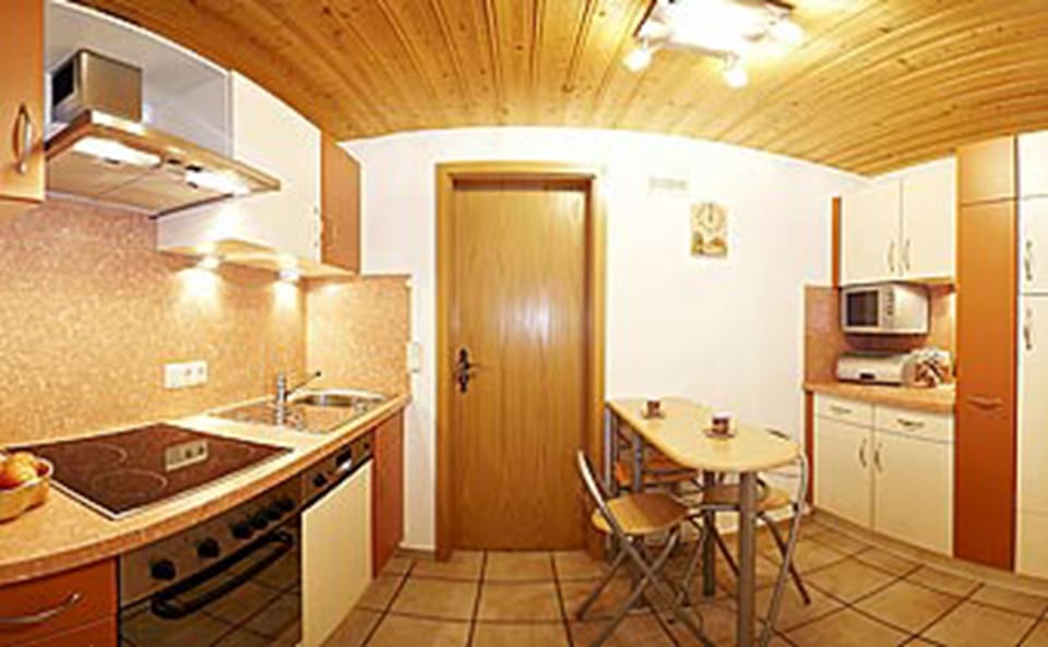 Apartment (6) | Private kitchen | Fridge, microwave, oven, stovetop