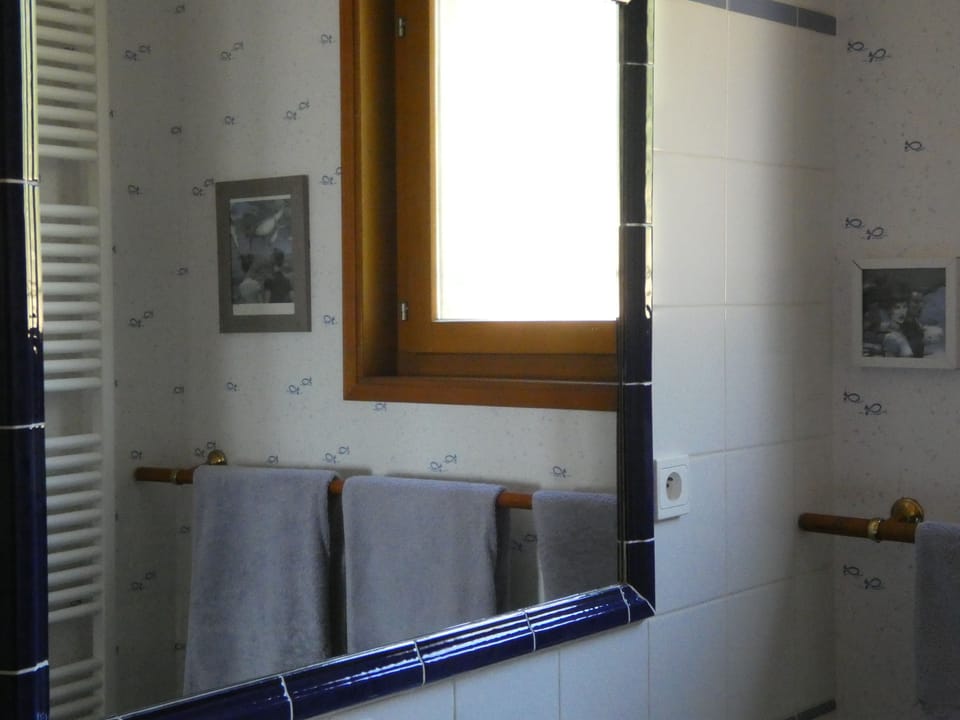 Standard Room, 1 Double Bed | Bathroom | Eco-friendly toiletries, towels, soap, shampoo