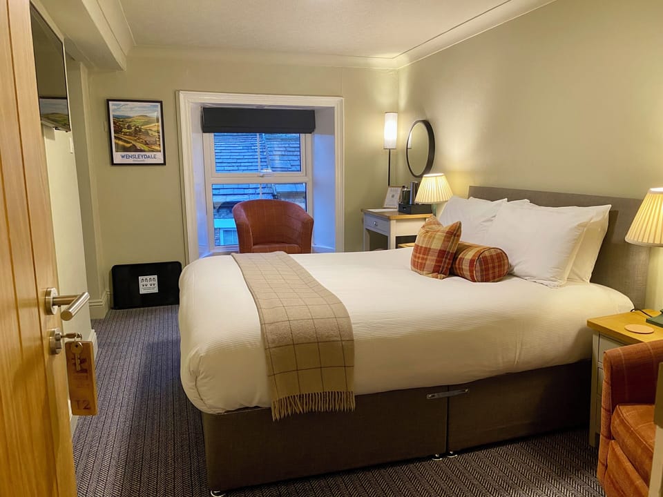 Standard Double | Iron/ironing board (on request), WiFi (free), bed sheets
