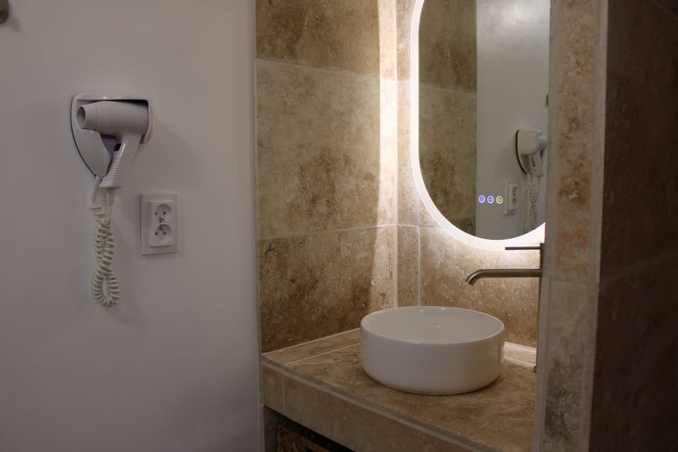Family Room | Bathroom | Hair dryer, towels, soap, shampoo