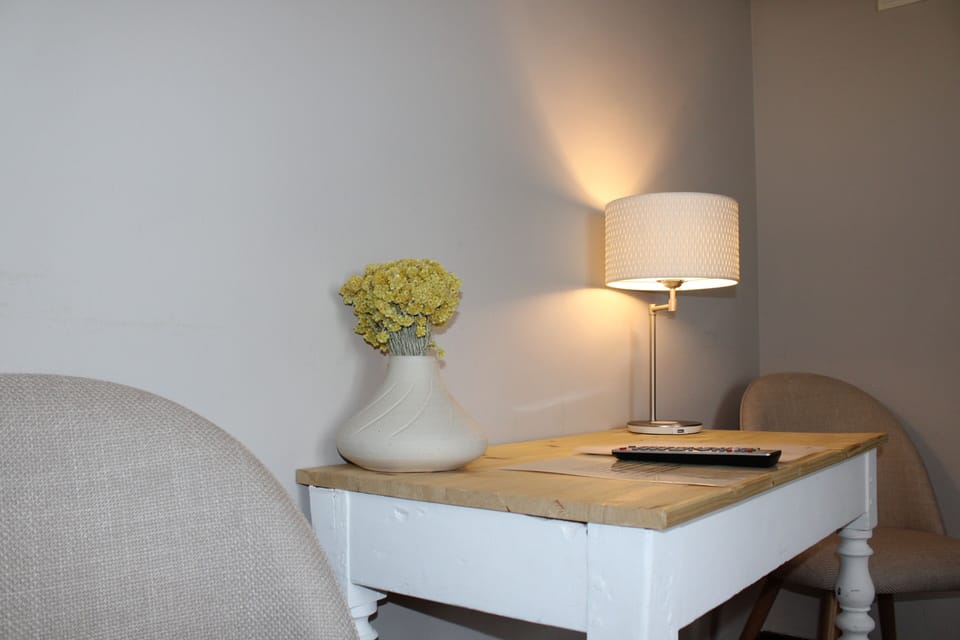 Desk, cribs (free), WiFi (free), bed sheets