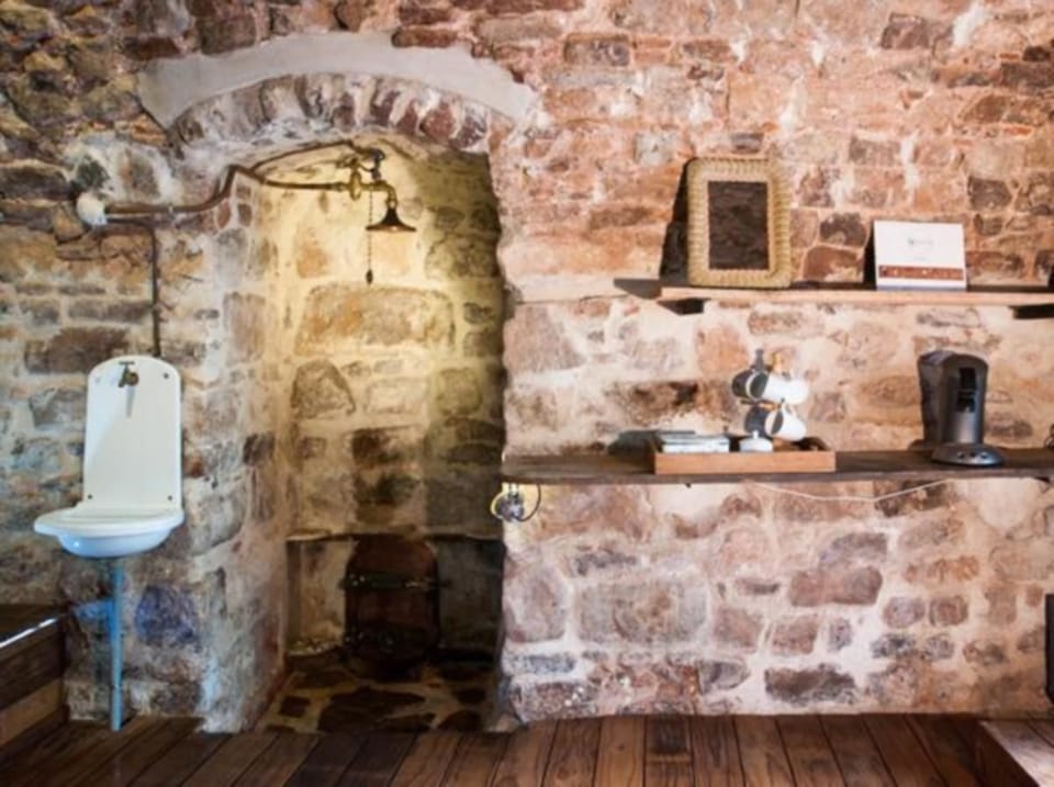 1 treatment room, massages