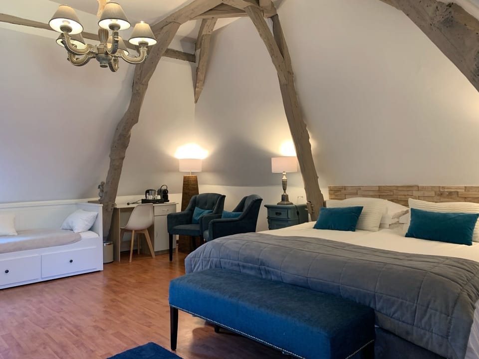 Deluxe Room (Andre Malraux) | 1 bedroom, minibar, in-room safe, individually decorated