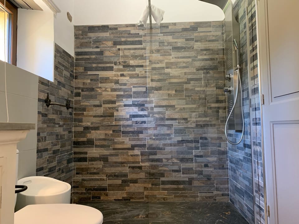 Deluxe Twin Room (Henri IV) | Bathroom | Combined shower/tub, deep soaking tub, free toiletries, bathrobes