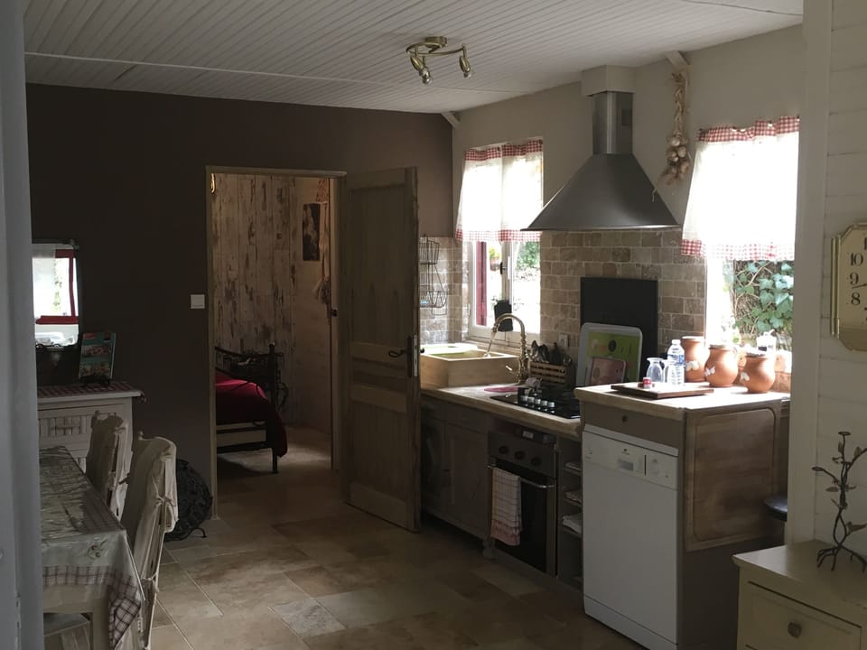 Comfort Cottage, Ensuite, Pool View | Private kitchen