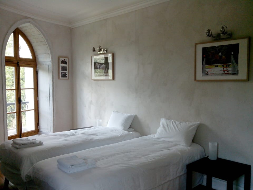 Standard Room (la tour) | 1 bedroom, premium bedding, soundproofing, iron/ironing board