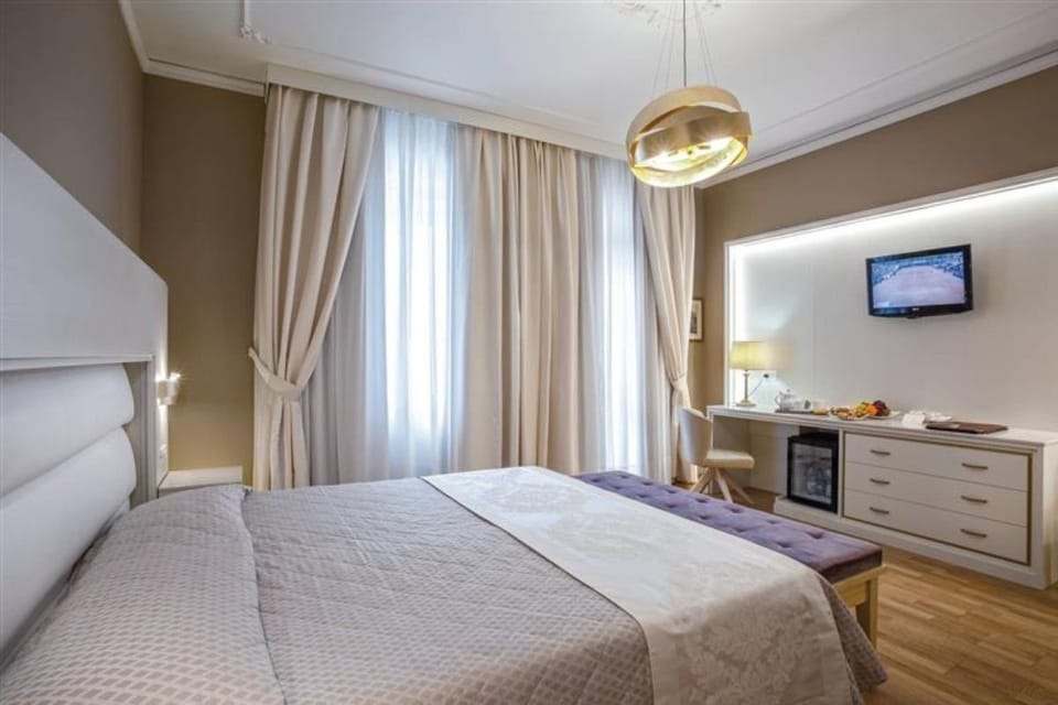 Superior Double or Twin Room | Minibar, in-room safe, desk, blackout drapes