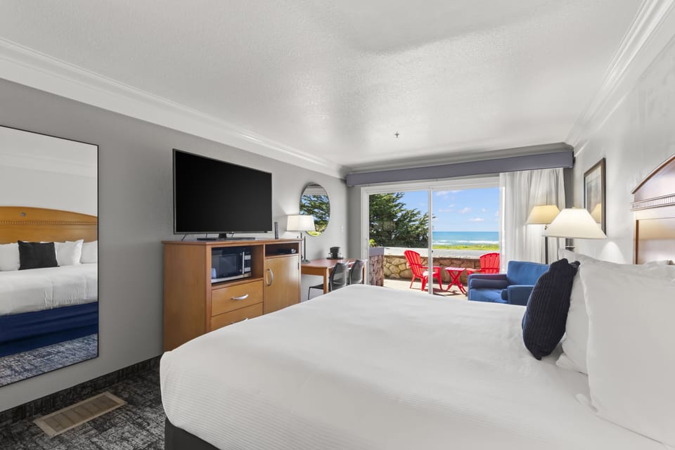 King Bed with Ocean View | Hypo-allergenic bedding available, desk, laptop workspace