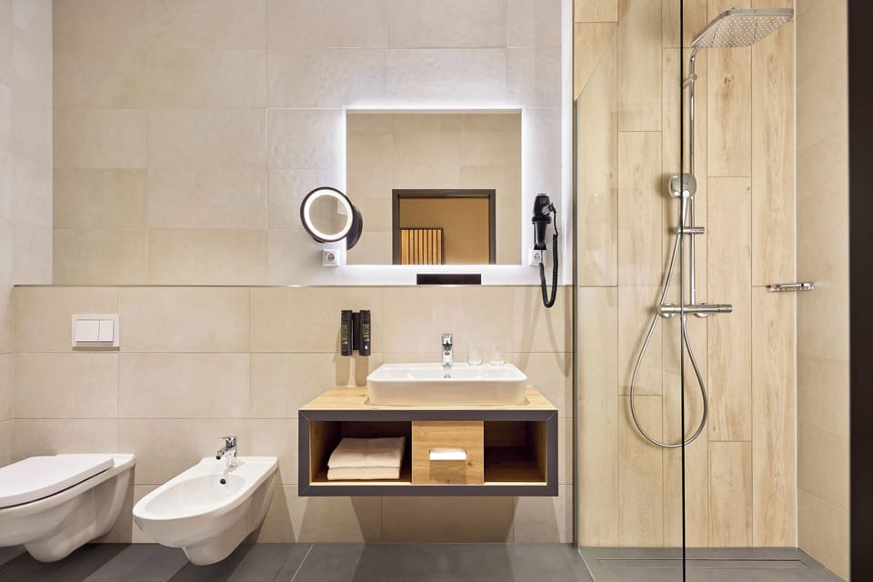 Junior Suite Garden | Bathroom | Shower, hair dryer, slippers, towels