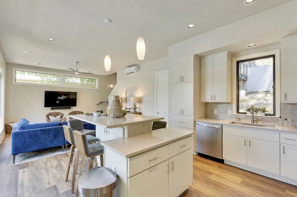 Dining Area - Walker Luxury Vacation Rentals