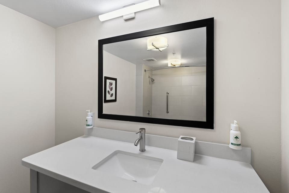 Junior King Suite | Desk, iron/ironing board, cribs (free), WiFi (free)
