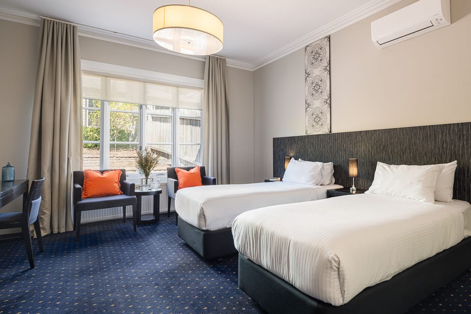 Deluxe Room | Iron/ironing board, free cribs/infant beds, bed sheets