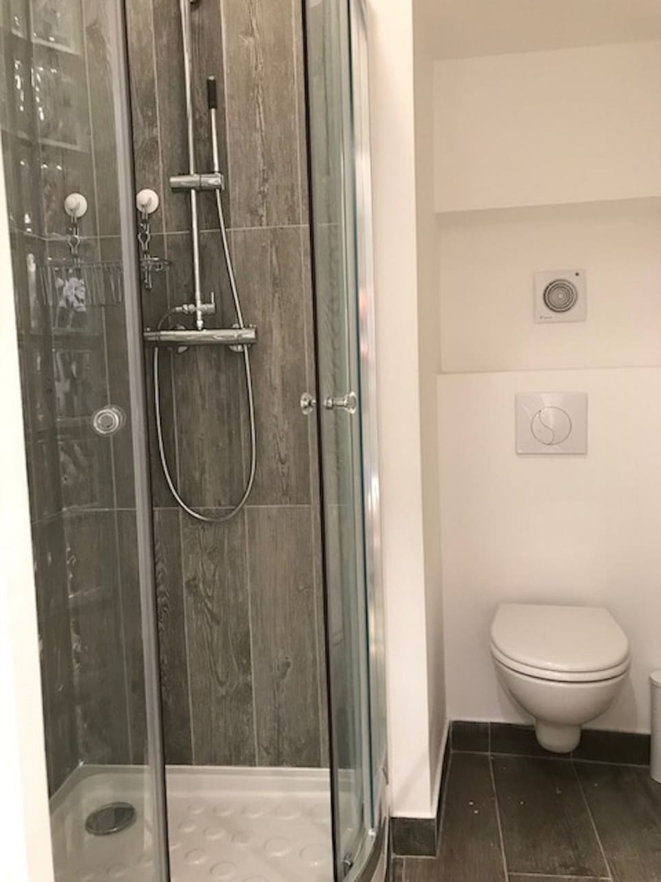 Shower + toilets