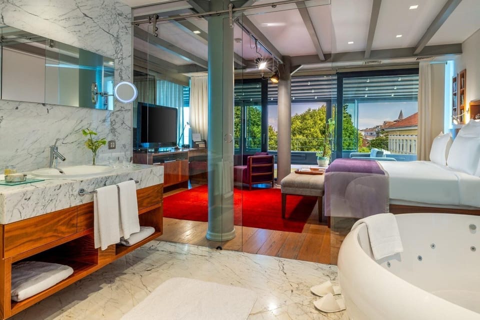 Luxury Suite | Premium bedding, minibar, in-room safe, desk