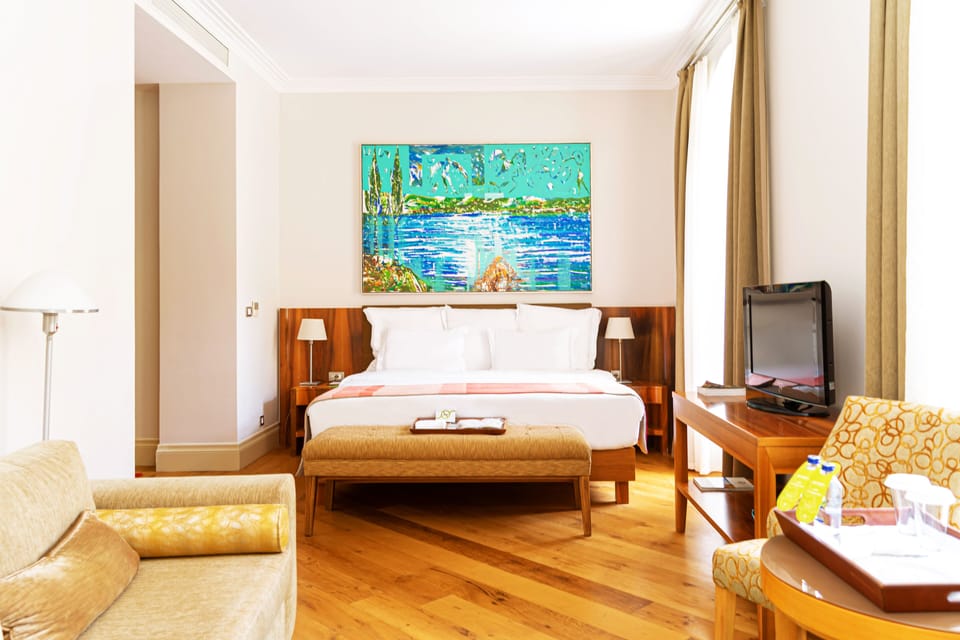 Classic Suite | Premium bedding, minibar, in-room safe, desk