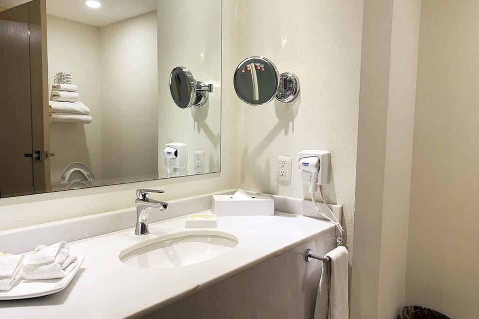 Shower, rainfall showerhead, free toiletries, hair dryer